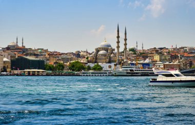 İstanbul, Türkiye, 14 Temmuz 2021, Pier Emineny, şehir, cami ve Galat Köprüsü manzaralı. Boğazdaki yolcu gemileri ve tekneleri, insanlar rıhtıma yürür.