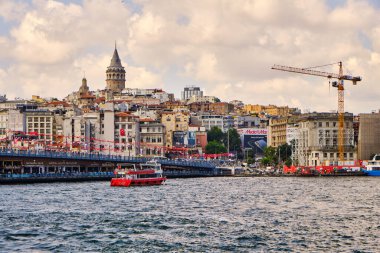 İstanbul, Türkiye 14 Temmuz 2021, Galata Kulesi, Boğaz, Galata Köprüsü ve şehir nehir taşımacılığı manzarası