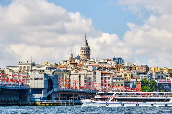 İstanbul, Türkiye 14 Temmuz 2021, Galata Kulesi, Boğaz, Galata Köprüsü ve şehir nehir taşımacılığı manzarası