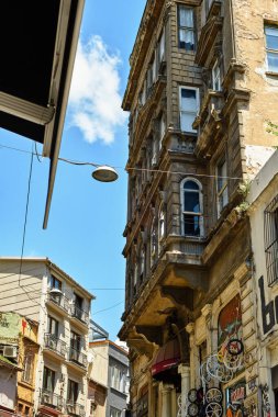 İstanbul, Türkiye 14 Temmuz 2021, Beyoğlu ilçesindeki tarihi binalarda sokak kafeleri ve dükkanlar bulunmaktadır.