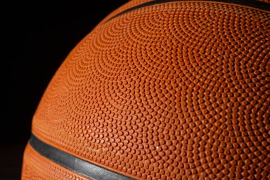 Basketbol topu koyu arkaplan ile kapalı.