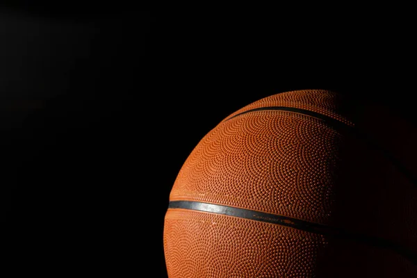 Pallone Basket Uno Sfondo Scuro — Foto Stock