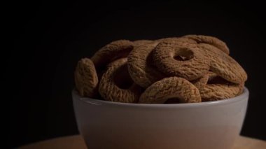 Hindistan cevizli bisküvileri kâseye koy. Brezilya çörekleri. Öngörünümde seçici odak.