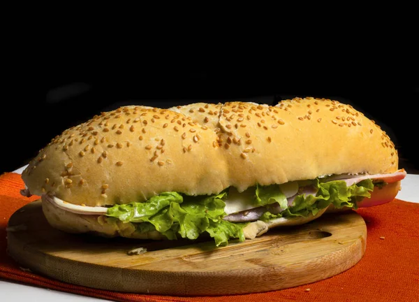 Natürliches Sandwich Auf Einem Holzteller Vor Dunklem Hintergrund Selektiver Fokus — Stockfoto