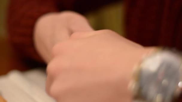 Руки молодого чоловіка розтріскування горіха з хмарочосом — стокове відео