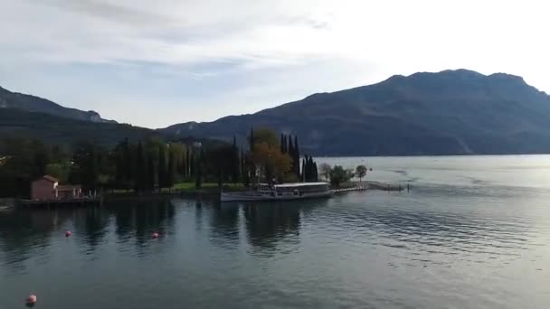 Letecké záběry z Riva del Garda, Itálie — Stock video