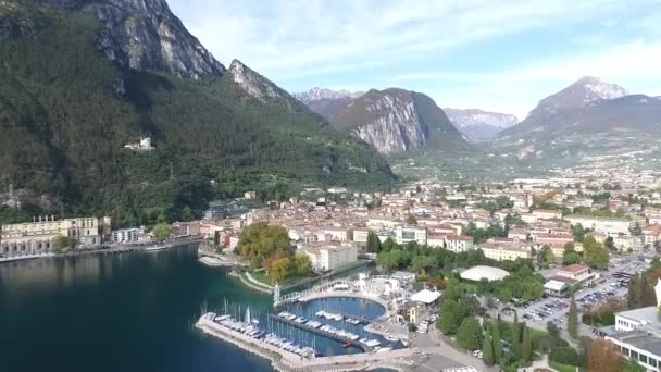 Εναέρια πλάνα της Riva del Garda, Ιταλία — Αρχείο Βίντεο