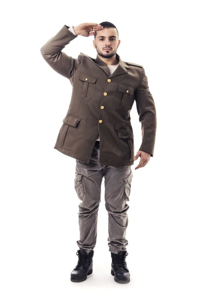 Bearded man saluting while wearing military uniform — Stock fotografie