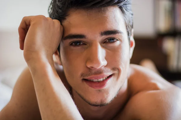 Shirtless sexy männliches Modell allein auf seinem Bett liegend — Stockfoto