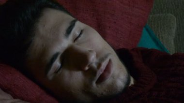 Genç adam yüzünden ani sesleri uyanma