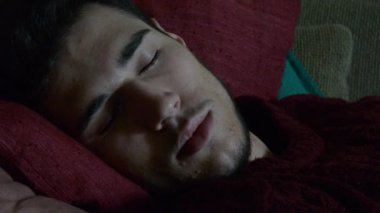 Genç adam yüzünden ani sesleri uyanma