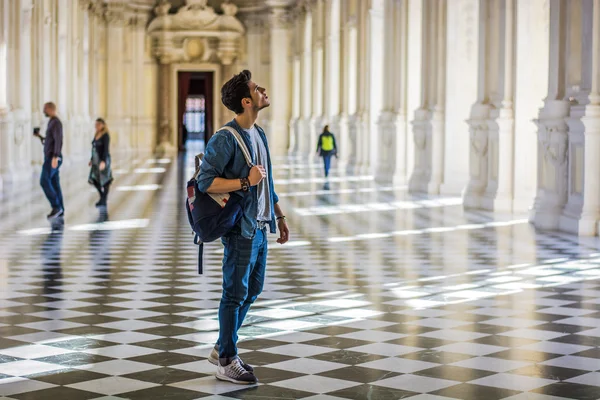 Pohledný muž drží vodítko uvnitř muzeum — Stock fotografie