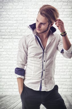 Yakışıklı sarışın genç adamın vesikalığı.