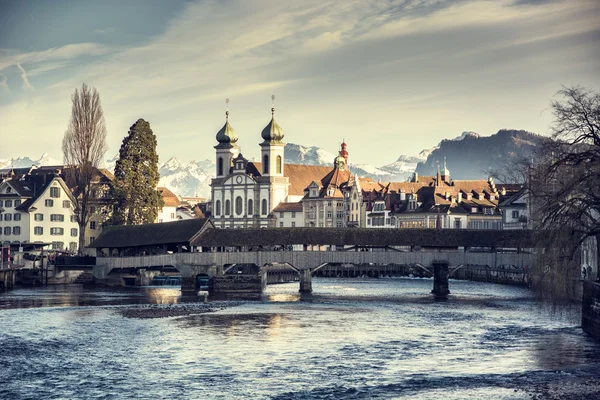 Ver os na ponte de madeira em Lausanne — Fotografia de Stock