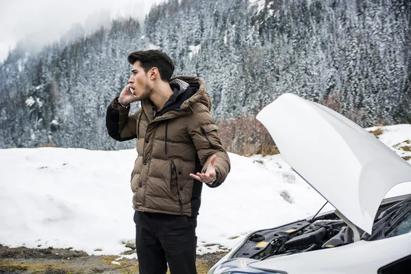 Homem falando no celular ao lado do carro quebrado — Fotografia de Stock