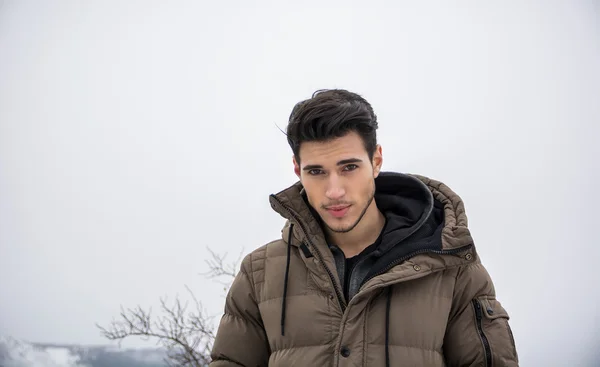 Mann in Oberbekleidung sitzen, Blick in die Kamera — Stockfoto