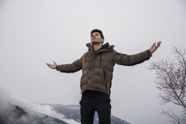 Esmer adam kollarını esneme ve uzağa arıyorsunuz