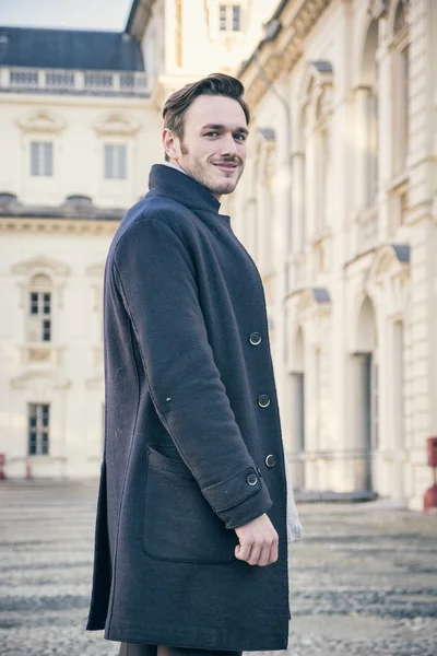 Jeune homme élégant devant le bâtiment historique — Photo