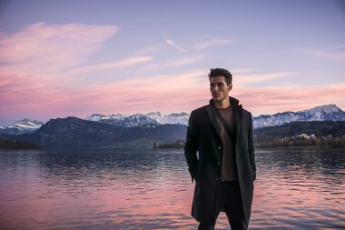 Luzern göl kıyısında yakışıklı genç