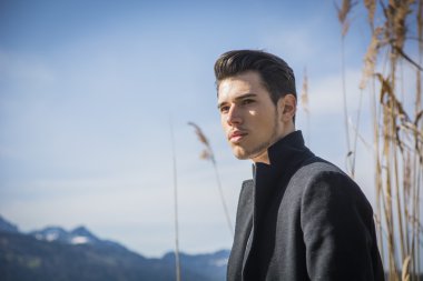 Luzern göl kıyısında yakışıklı genç