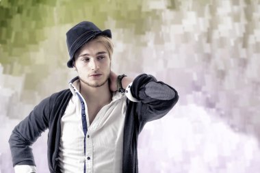 Yakışıklı sarışın genç adam portresi