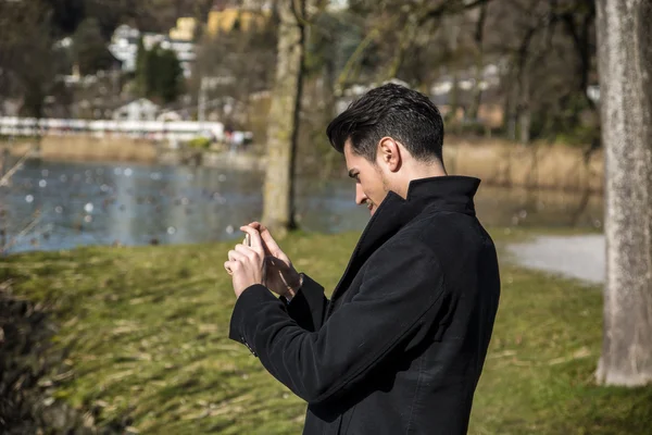 晴れた日に湖でハンサムな若い男 — ストック写真