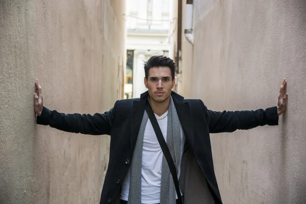 Young man pressed between two walls. Oppression, anxiety — Stock Photo, Image