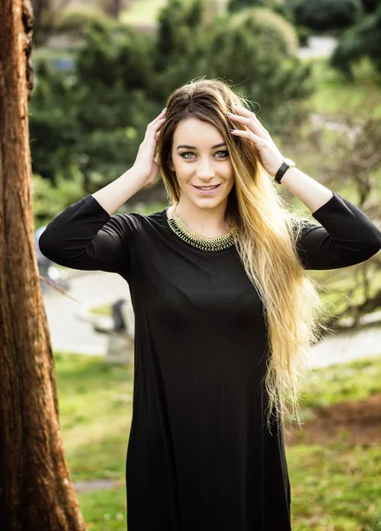 Pretty young woman outdoor in park — Stock Photo, Image