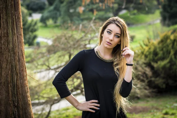 Pretty young woman outdoor in park — Stock Photo, Image