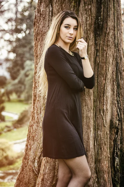 Genç ve güzel kadın açık park — Stok fotoğraf