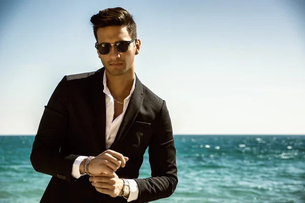 Schöner Mann im klassischen Anzug am Strand — Stockfoto