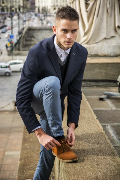 Guapo joven al aire libre en chaqueta y camisa —  Fotos de Stock