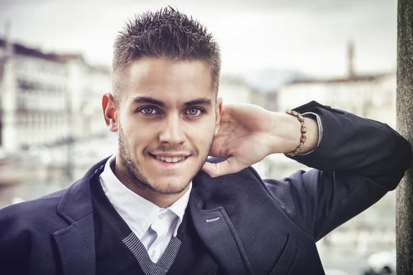 Guapo joven al aire libre en chaqueta y camisa —  Fotos de Stock