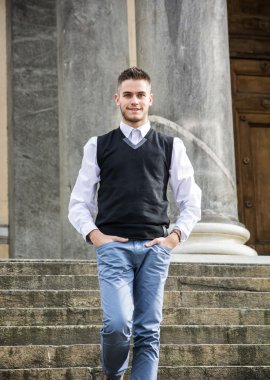 Ceketi ve gömleği olan yakışıklı bir delikanlı.