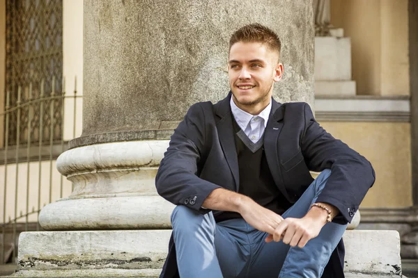 Schöner junger Mann in Jacke und Hemd — Stockfoto