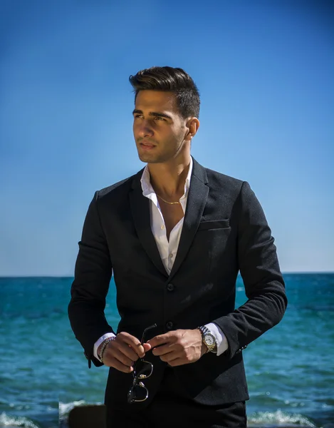 Hombre guapo en traje clásico en la playa —  Fotos de Stock