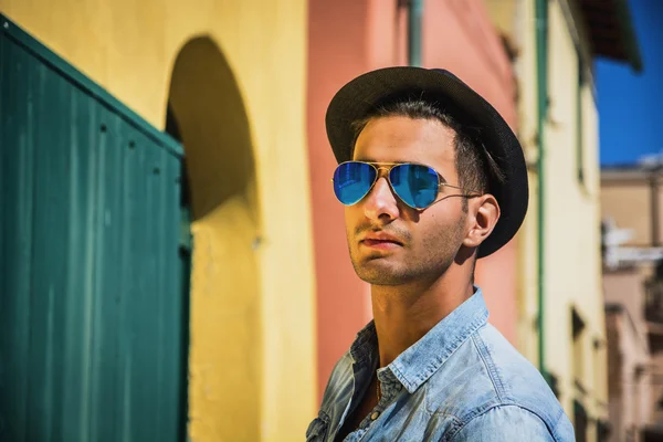 Hombre joven con gafas de sol en verano —  Fotos de Stock