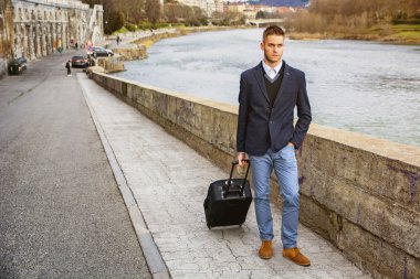 Bagaj ayakta Nehri yakınında kaldırımda adamla