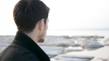 Genç adam bir güneşli bir göl üzerinde kafa arkası