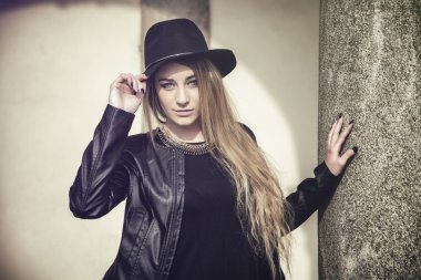 Siyah şapkalı güzel genç kadın.