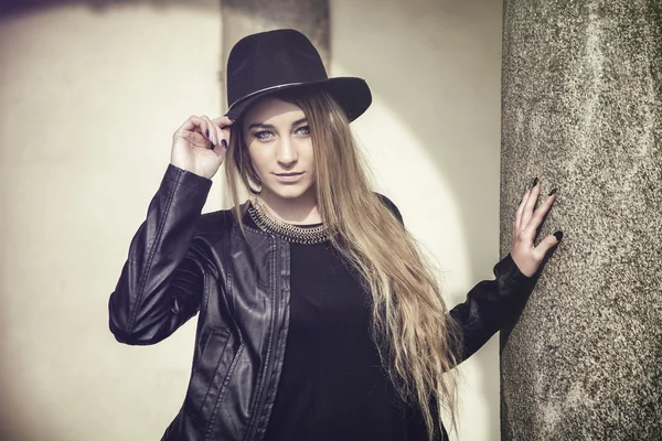 Beautiful young woman in black hat — Stock Photo, Image