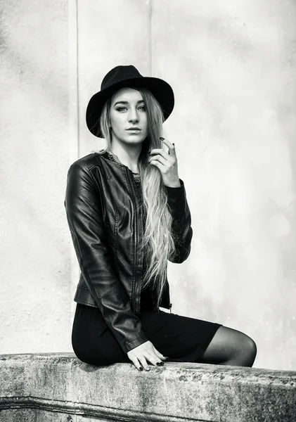 Beautiful young woman in black hat — Stock Photo, Image