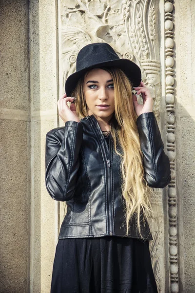 Mulher bonita em chapéu preto — Fotografia de Stock