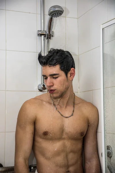 Aantrekkelijke jonge gespierde man nemen douche — Stockfoto