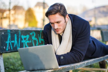 Parkta çalışan yakışıklı, zarif iş adamı.