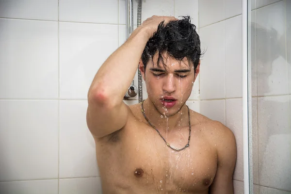 Atrakcyjny młody człowiek mięśni biorąc prysznic — Zdjęcie stockowe