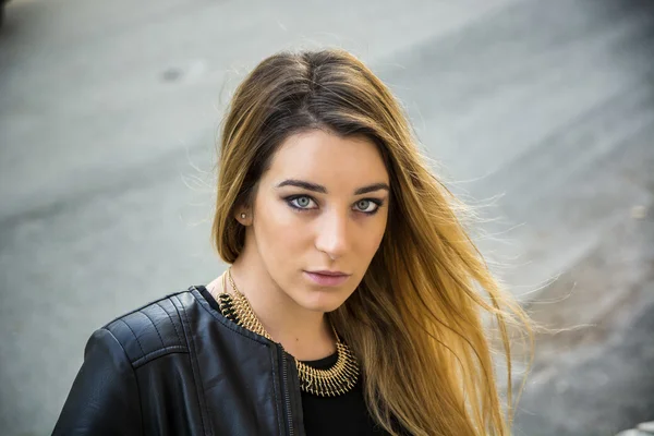 Young woman in black leather jacket outdoor — Stock Photo, Image