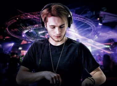 Genç dj müzik kulübünde oynarken Close-Up