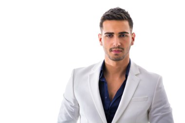 Mavi gömlek ve beyaz ceket izole genç adam