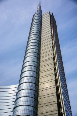 Güneş ışığı altında cephe bina göster